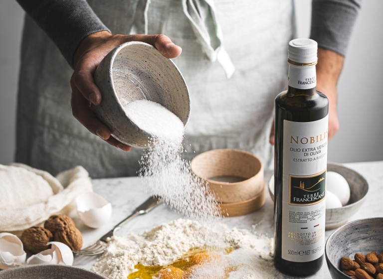 Fotografia ambientata olio extra vergine di oliva italiano Terre Francescane Nobilis