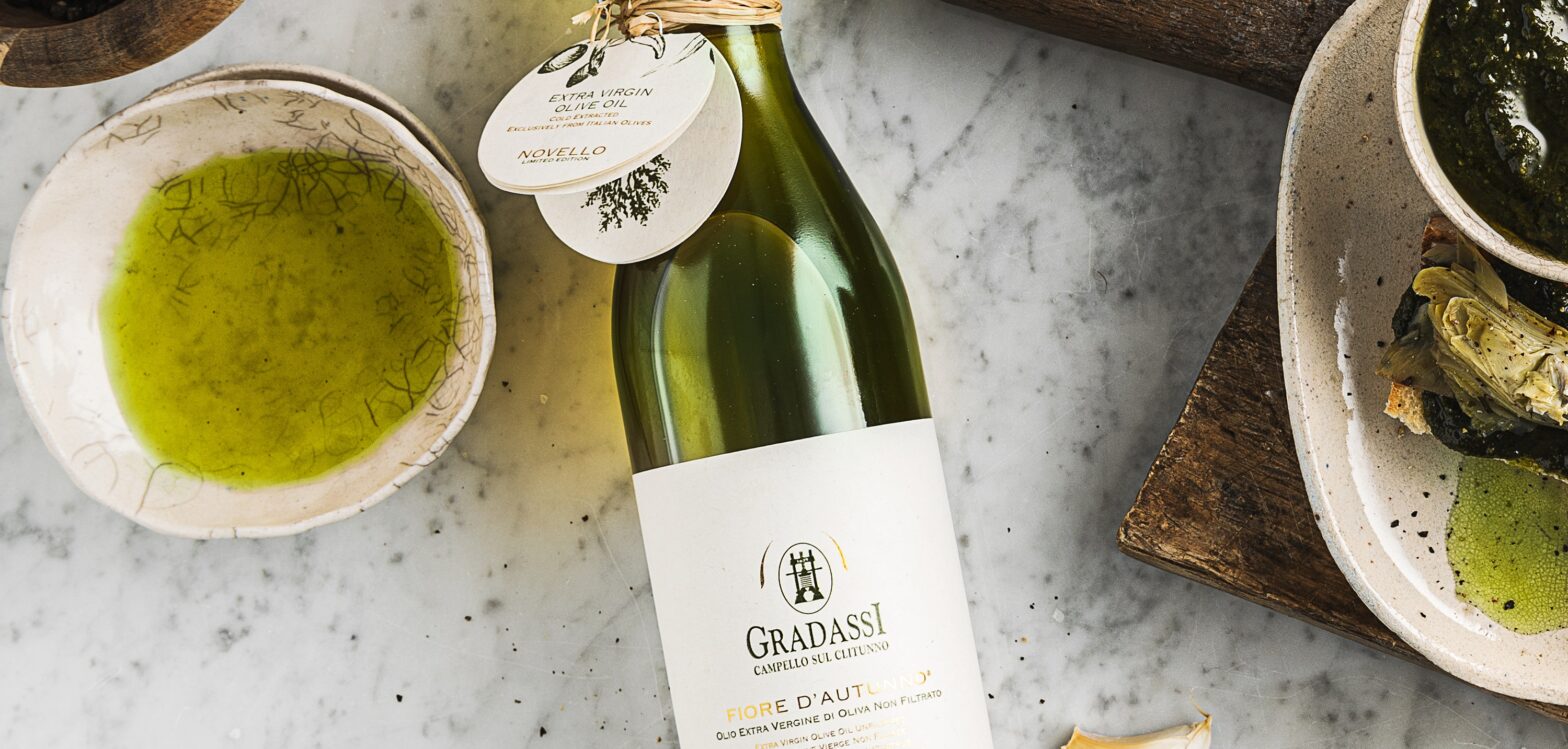 foto ambientata olio extra vergine di oliva novello non filtrato Gradassi Fiore d'Autunno 500 ml