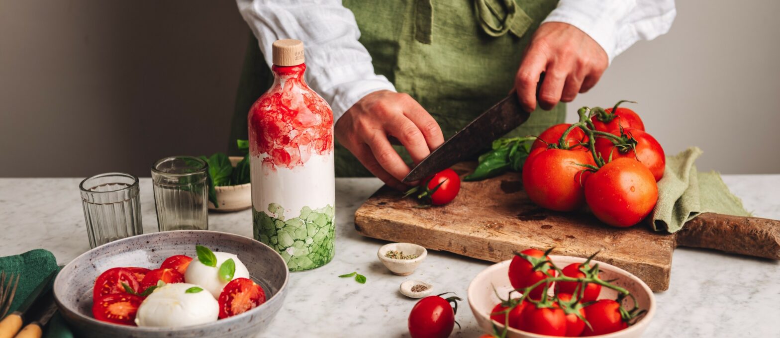 foto ambientata ceramica tricolore Terre Francescane con olio extra vergine di oliva Italiano